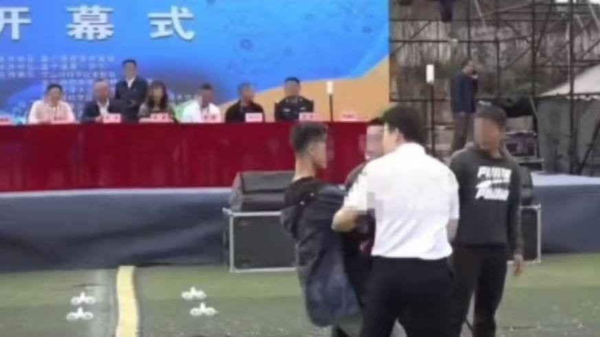 云南学生质疑“有钱建草堂无钱修宿舍”被开除后送精神鉴定，极权下的“冒犯权威罪”？