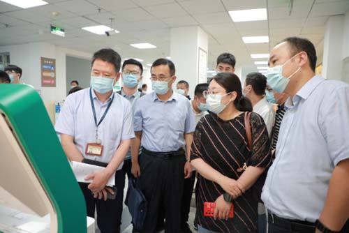 黄华波、章明落马：外行管内行与黑箱操作如何吞噬医保监管？