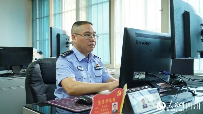 网警“坦克炮长”转型“网络猎人”：新时代的数字审查官？