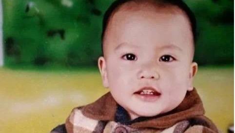 广东揭阳2岁男童陈萧烽春节期间走失，疑被人抱走，家人苦寻20年未果
